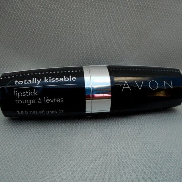 NWT AVON - Totally Kissable Lipstick - Undressed Brown N501 - Picture 1 of 2